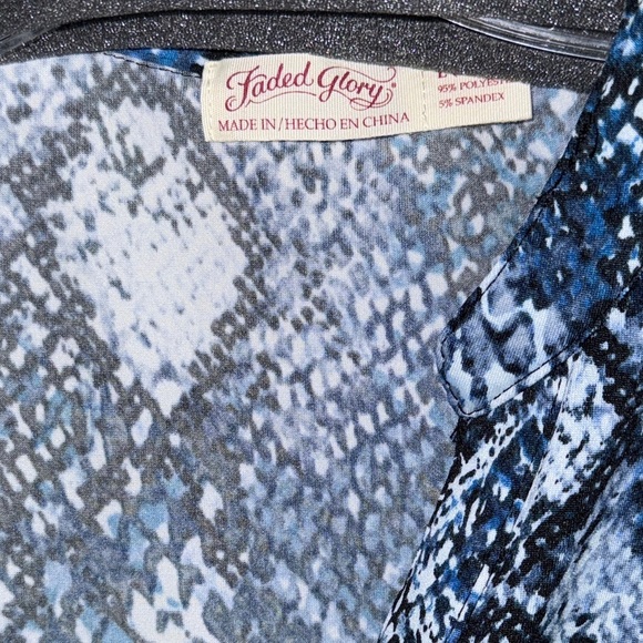 Faded Glory Blue and White Snakeskin Print Blouse - Picture 2 of 10
